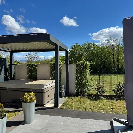 Dom wakacyjny Maison Avec Jardin Proche A75 Et Centre-ville